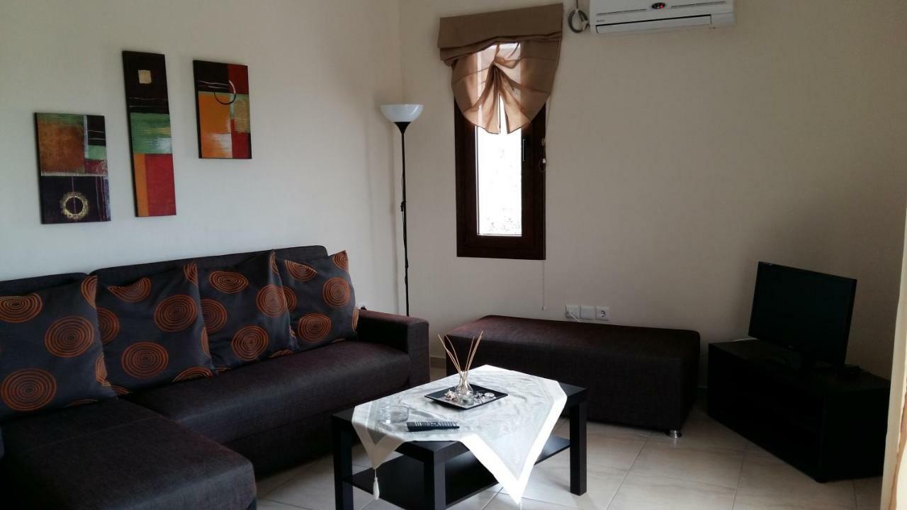 Gougousis Apartments Kaloyiros Buitenkant foto